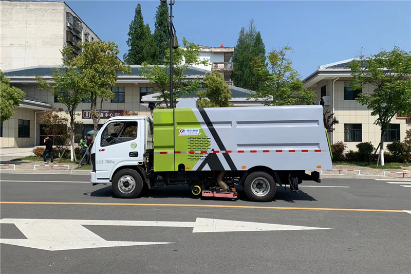 國六小多(duō)利卡5噸（1水(shuǐ)/4塵）吸塵車